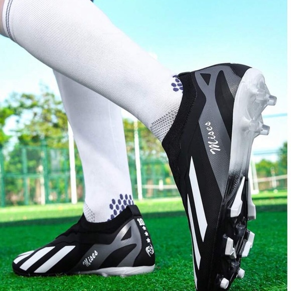 Black and White Men's Soccer Cleats - Picture 5 of 5